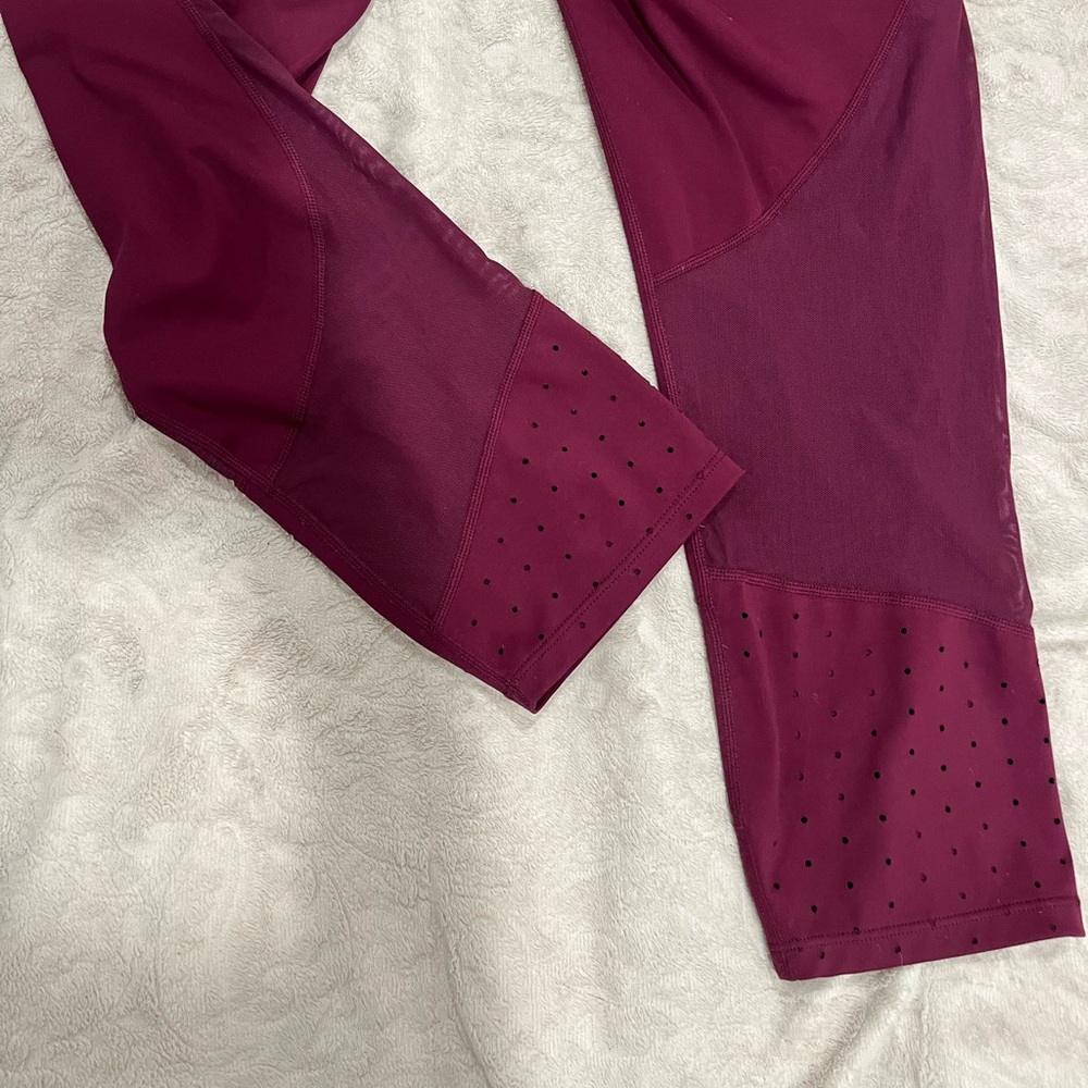Athleta high waisted capri pant/cropped leggings w/ mesh details& hidden pocket